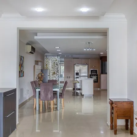 Апартаменты 3br In With Harbour Views And Terrace Слима