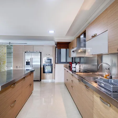 3br In With Harbour Views And Terrace Апартаменты *