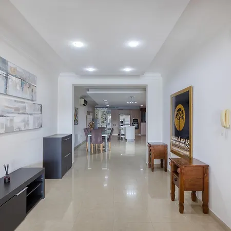 Апартаменты 3br In With Harbour Views And Terrace Слима