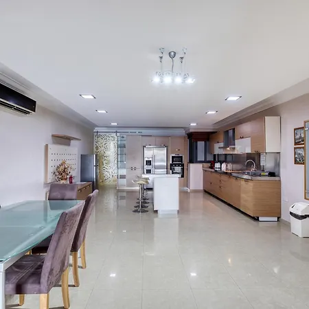 3br In With Harbour Views And Terrace *