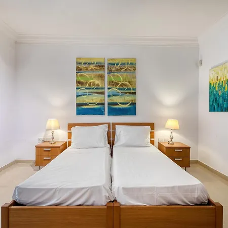 3br In With Harbour Views And Terrace *