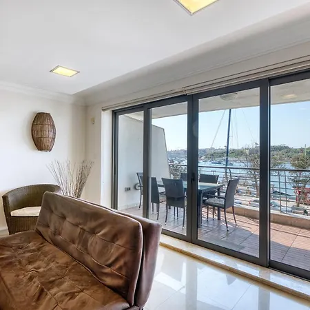 3br In With Harbour Views And Terrace Слима